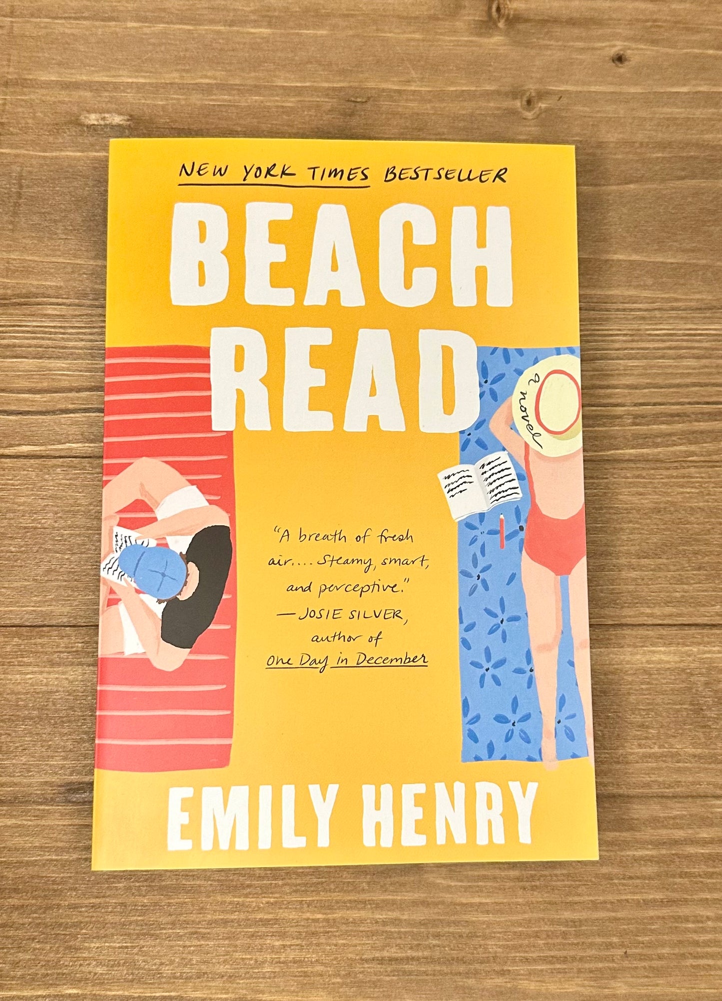 Beach Read by Emily Henry - Paperback